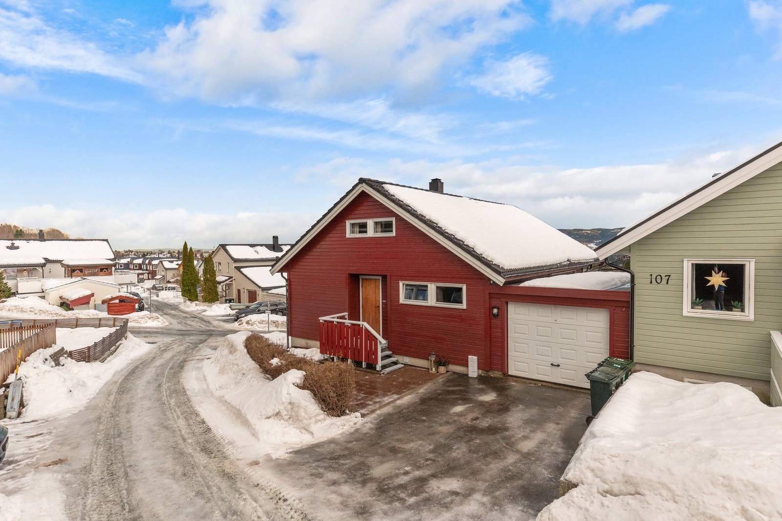 Boligen ligger i et rolig og barnevennlig nablag på Stavset med fint utsikt over byen. Det er parkering i garasje. Galleribilde