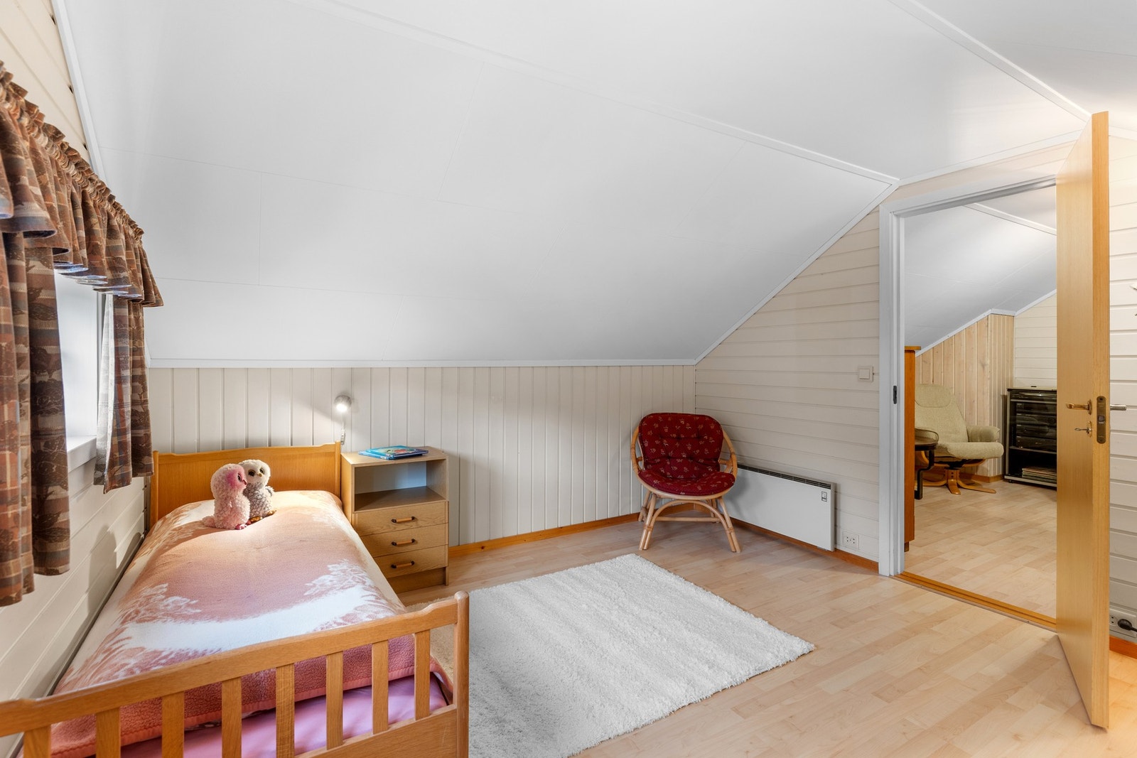 Rommene i loftsetasjen er ikke byggemeldt og godkjent som soverom/oppholdsrom. Galleribilde