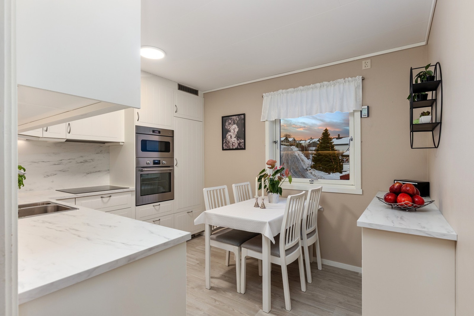 Pent og tidløst kjøkken fra 2020 med plass til spisebord. Galleribilde