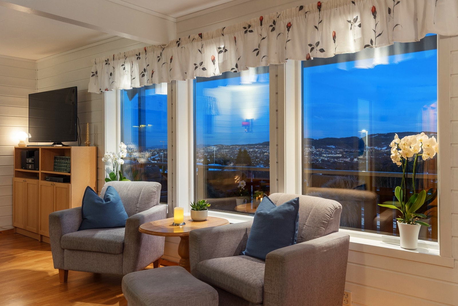 Fra stuen er den flott utsikt over byen og ingen innsyn fra naboer. Galleribilde