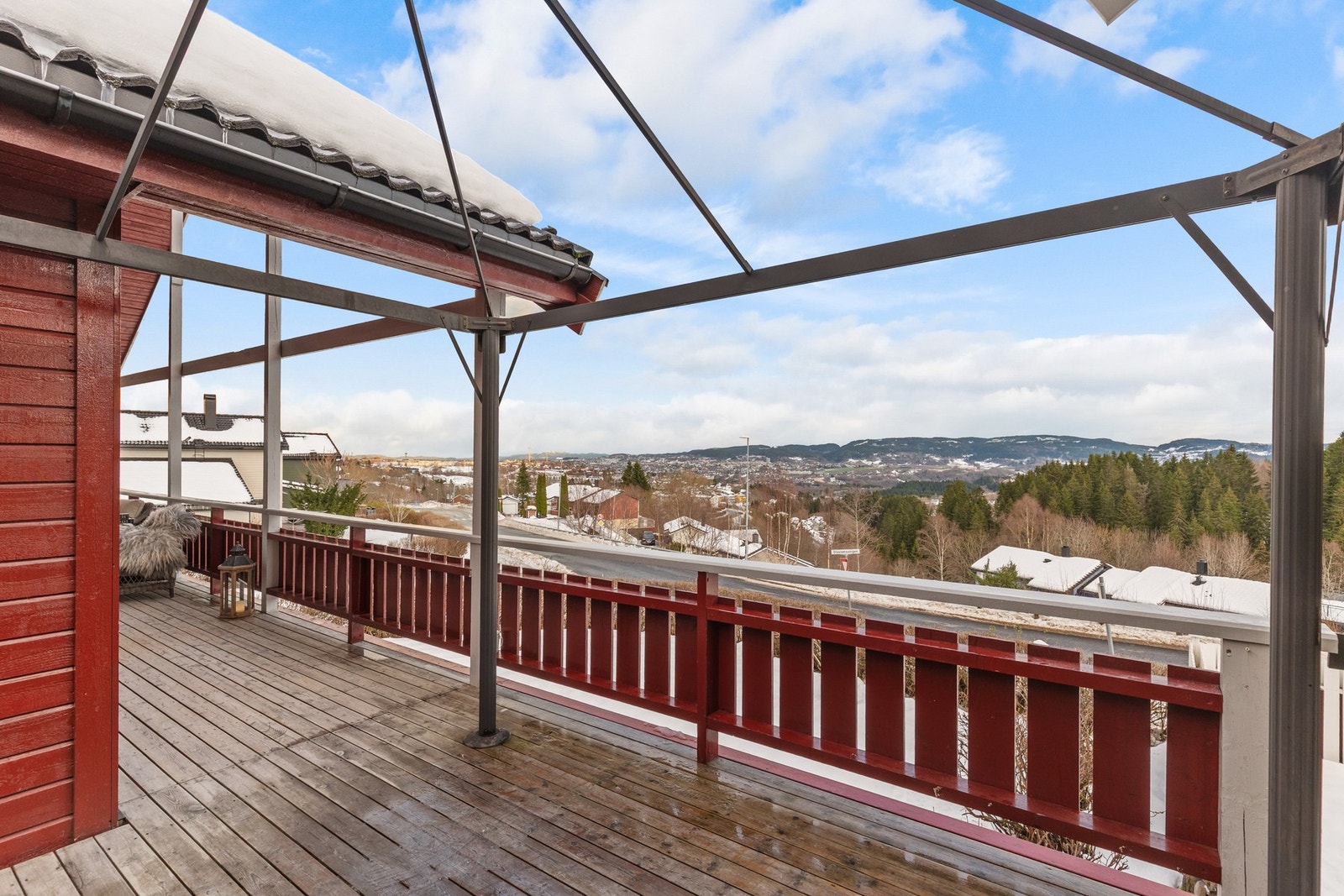 Her er det god plass til flere sittegrupper, grill og pergola. Galleribilde