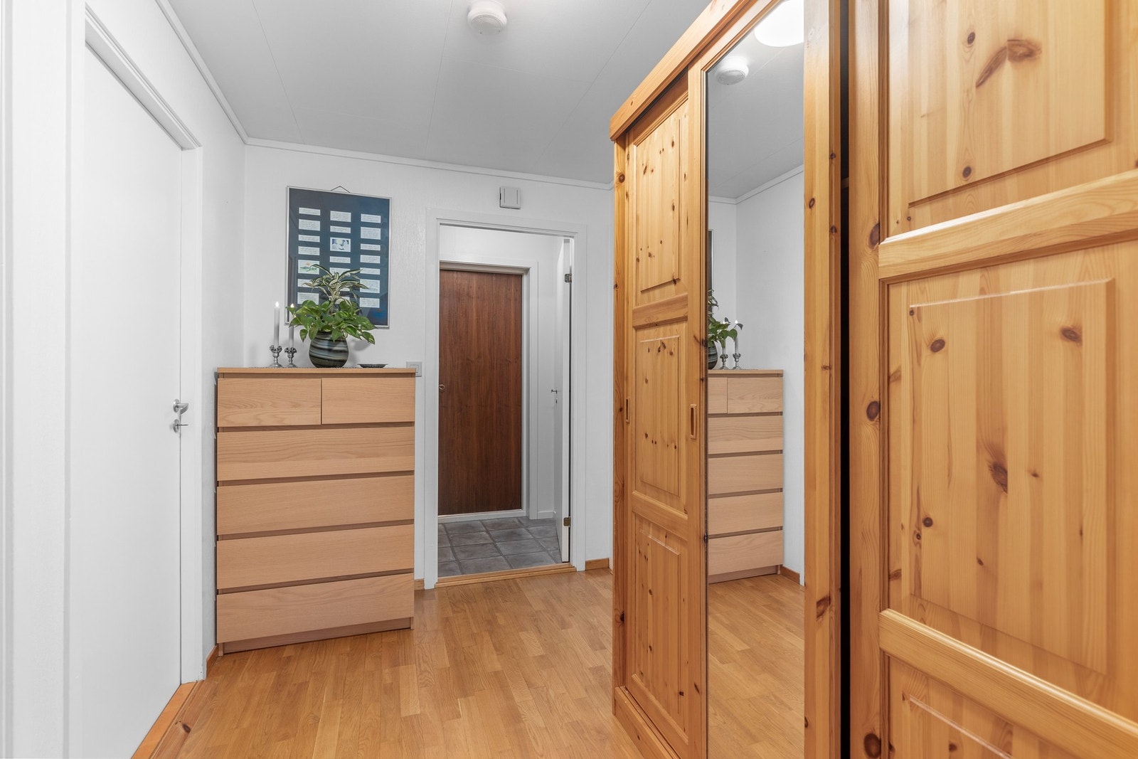 Hyggelig gang/entré med god plass til oppbevaring av sko og yttertøy. Galleribilde