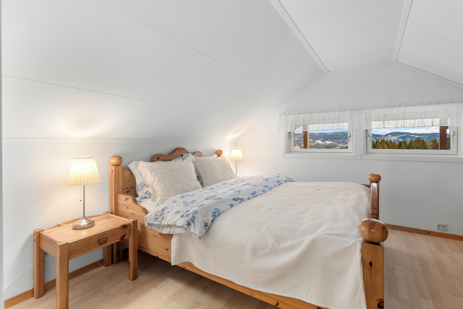 Soverom på 9,2 kvm. Rommene i loftsetasjen er ikke byggemeldt og godkjent som soverom/oppholdsrom. Galleribilde