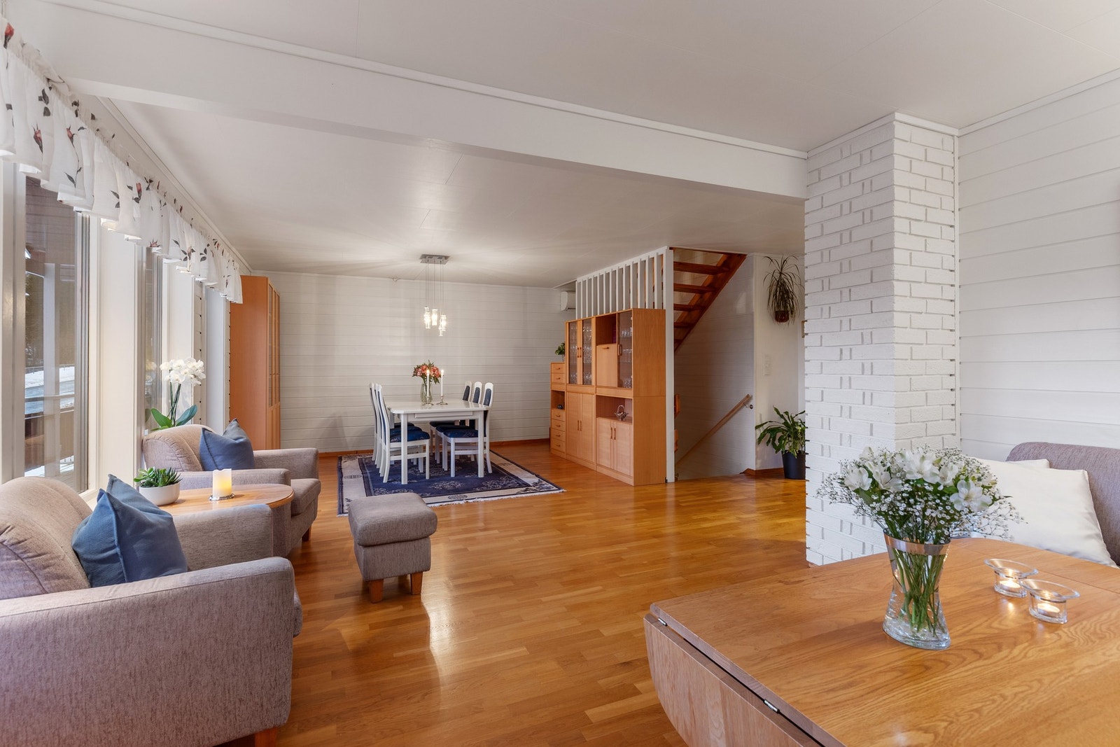 Stuen har effektiv oppvarming med en luft til luft varmepumpe. Galleribilde