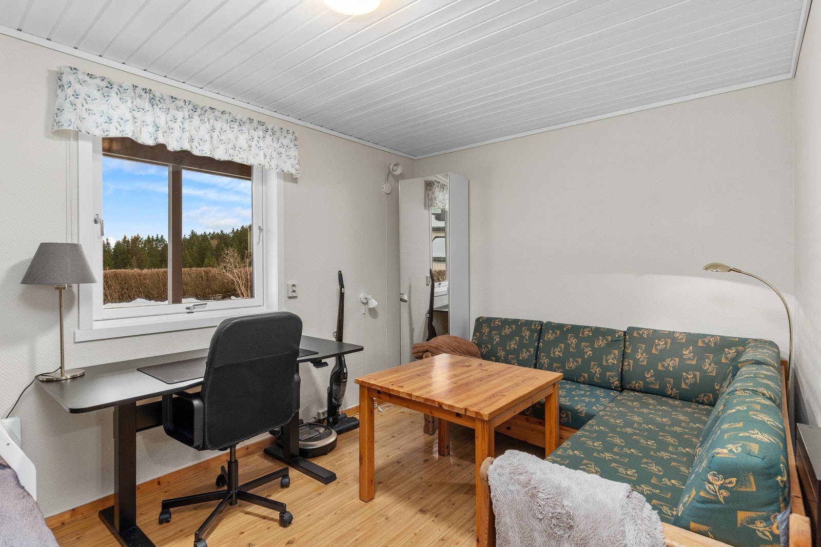 Boligen har en hybelleilighet med stue/kjøkken, bad og egen inngang på nedsiden av huset. Stuen er kun er godkjent som tilleggsareal og ikke som et beboelsesrom. Galleribilde