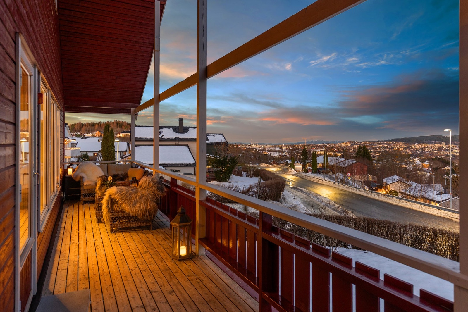 Direkte utgang til en stor veranda på hele 26,4 kvm. Galleribilde