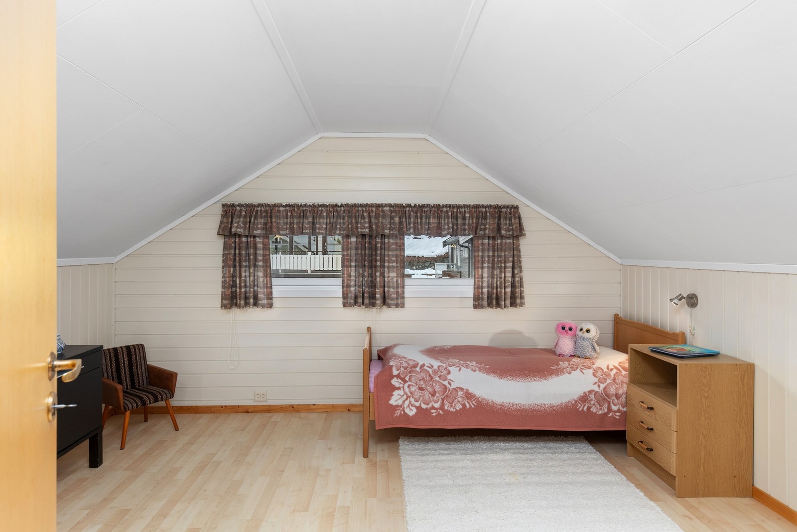 Soverom på 9,3 kvm. Rommene i loftsetasjen er ikke byggemeldt og godkjent som soverom/oppholdsrom. Galleribilde