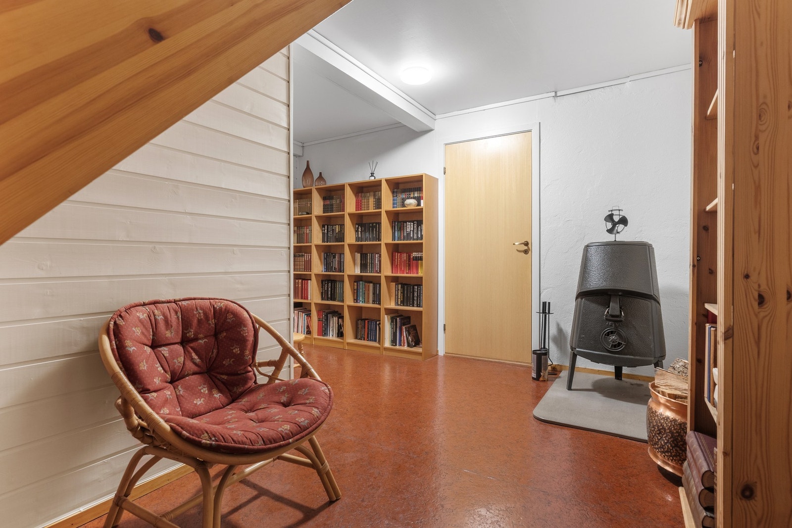 Nede i sokkeletasjen er det mye lagringsplass i hele fem boder. Galleribilde