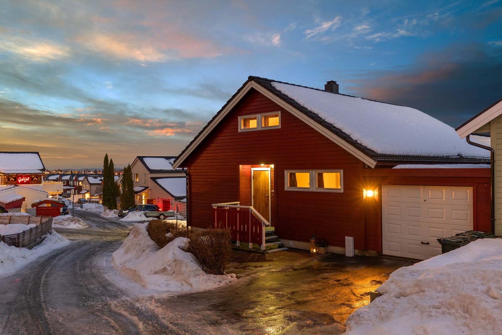 En innholdsrik, kjedet enebolig med rolig og markanær beliggenhet på populære Stavset. Galleribilde