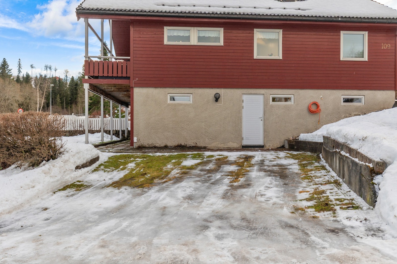 Boligen har parkering i egen garasje og 3 oppstillingsplasser på egen tomt. Galleribilde