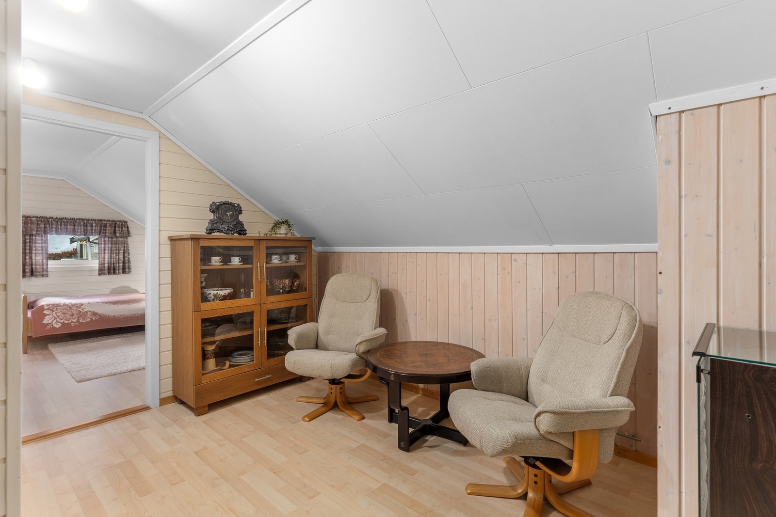 Oppe i loftsetasjen er det to soverom og toalett. Rommene i loftsetasjen er ikke byggemeldt og godkjent som soverom/oppholdsrom. Galleribilde