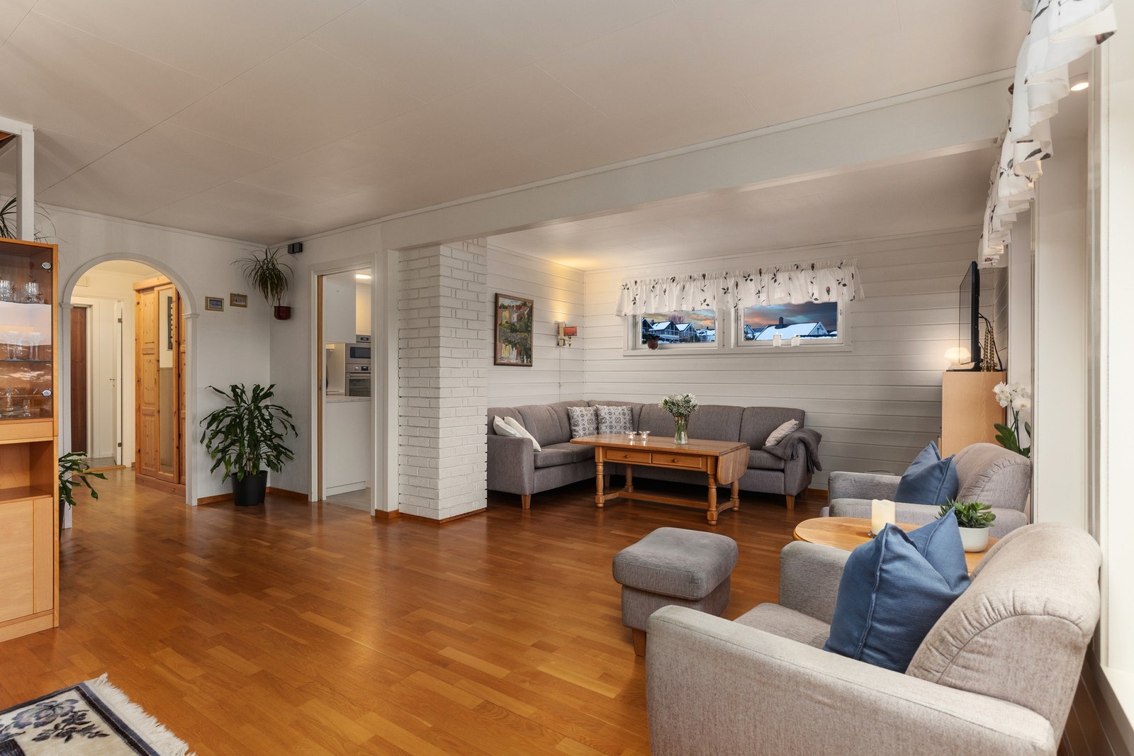 Stuen er 39 kvm og kan enkelt møbleres med både sofakrok og spisestue. Galleribilde