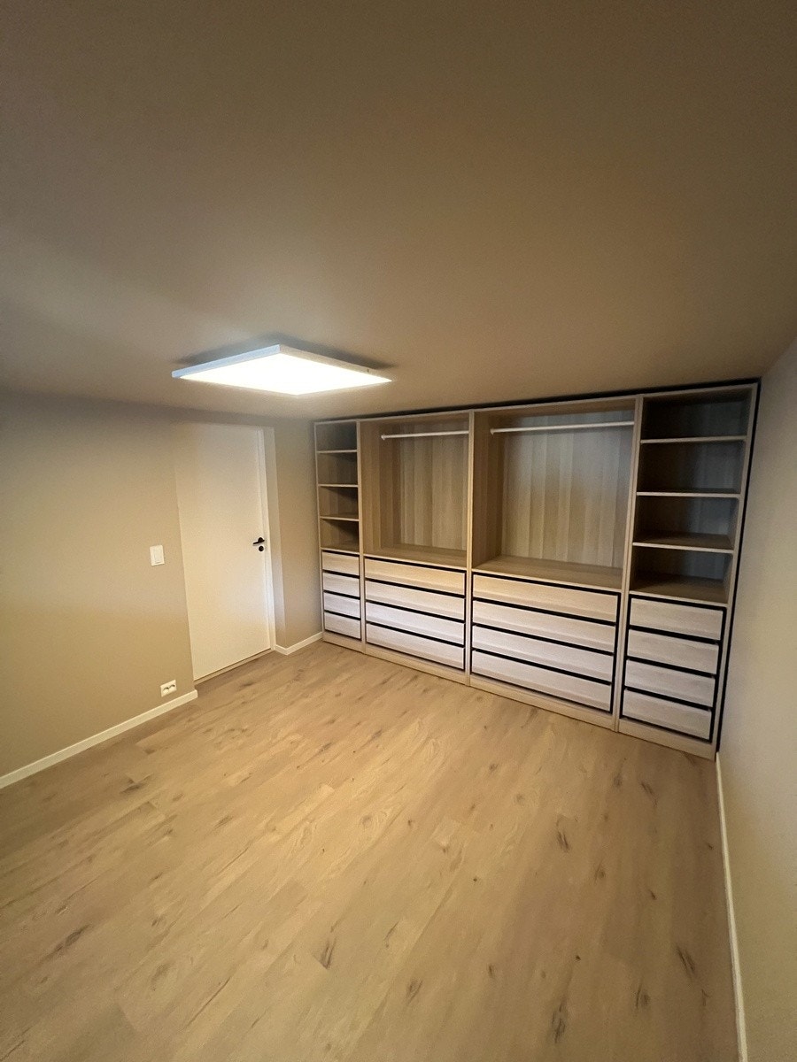 Stort hovedsoverom med skap som dekker lagringsbehovet i leiligheten Galleribilde