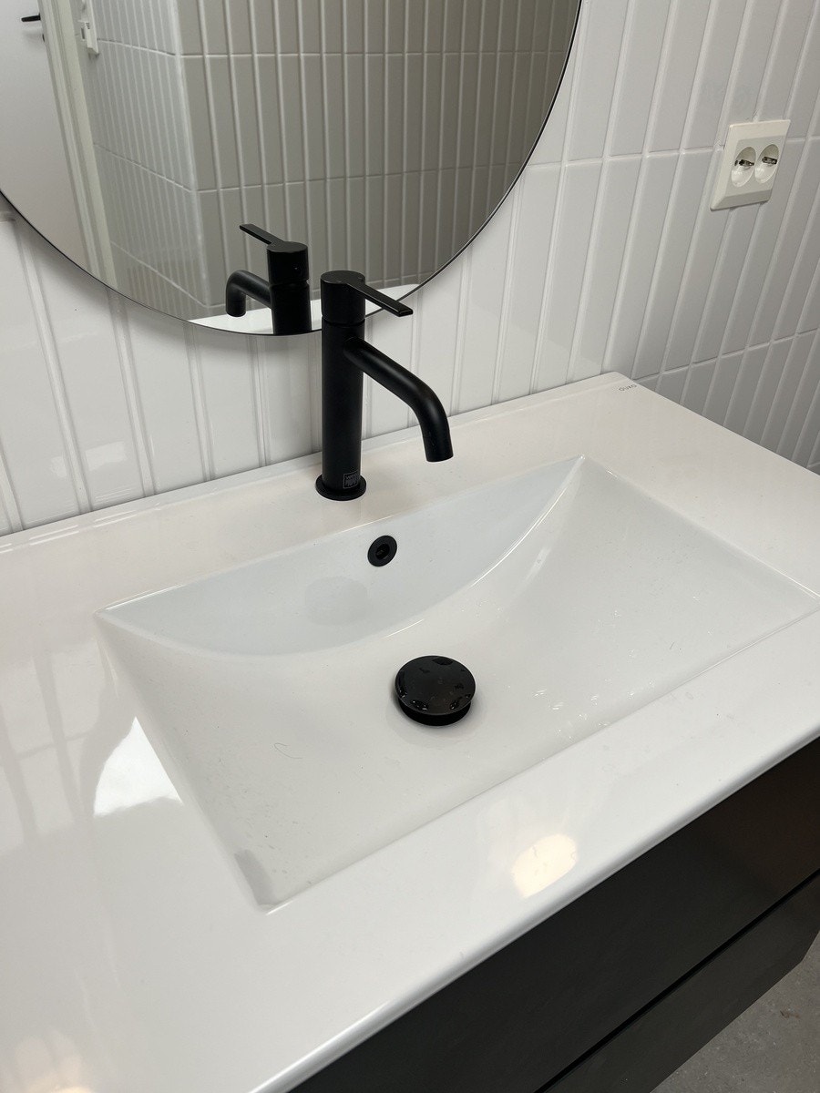 Helfliset bad med lekre sorte detaljer Galleribilde