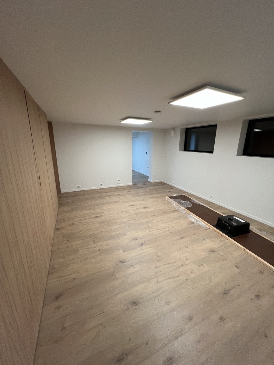 Romslig stue med lekker eikevegg Galleribilde