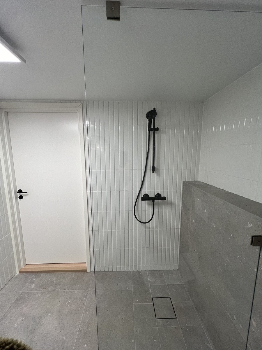 Helfliset bad med lekre sorte detaljer Galleribilde