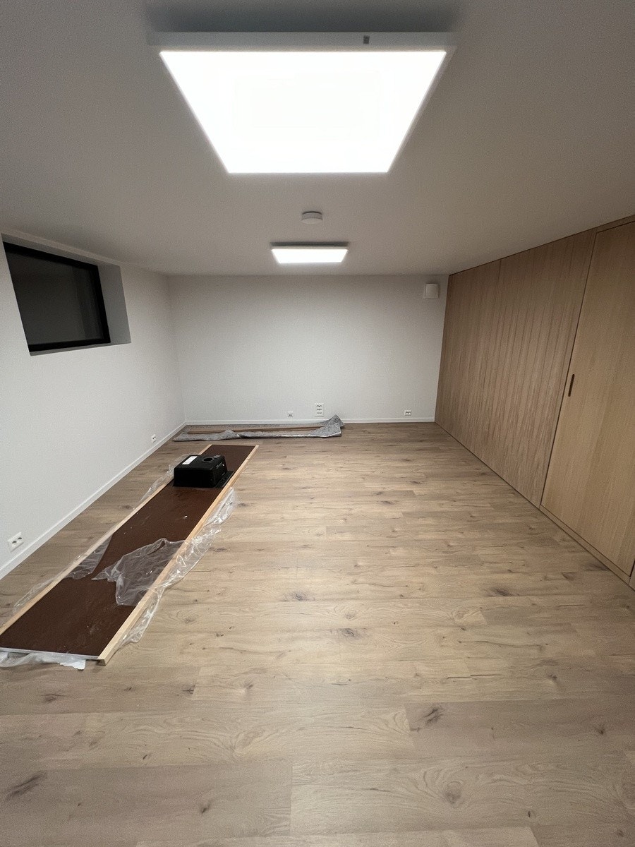 Romslig stue med lekker eikevegg Galleribilde