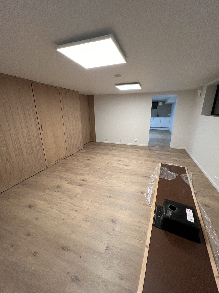 Romslig stue med lekker eikevegg Galleribilde