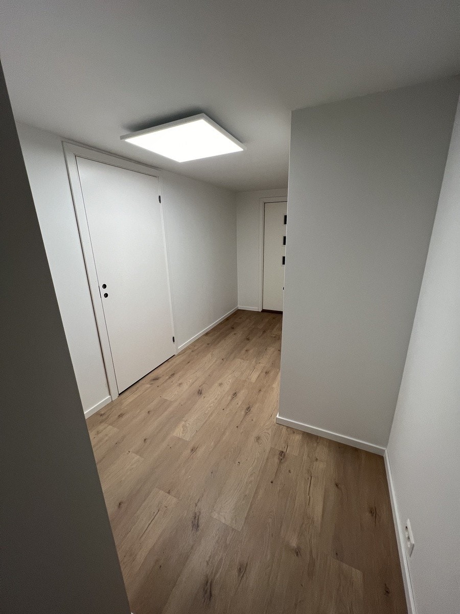 Romslig entré - innredes med knaggrekke og skohylle Galleribilde