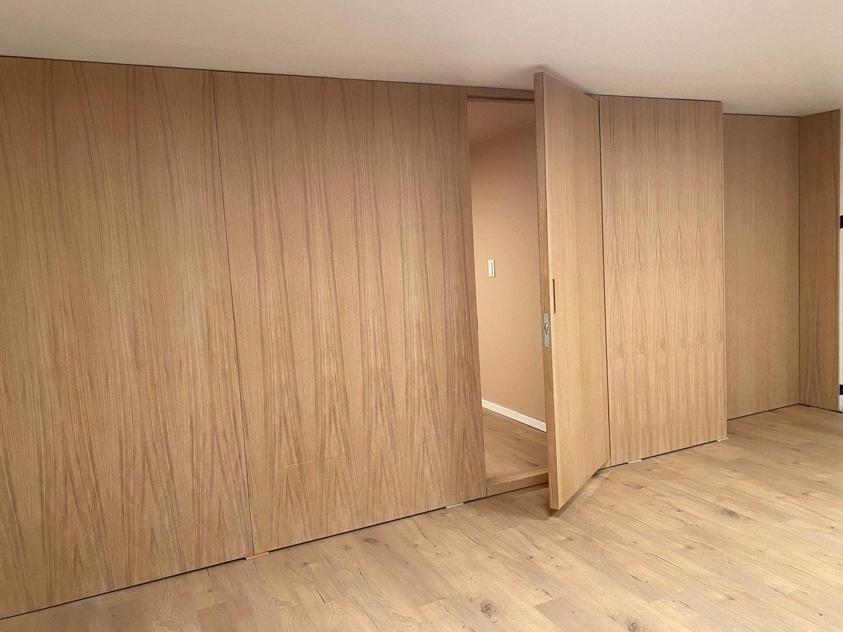 Eikevegg i stue Galleribilde