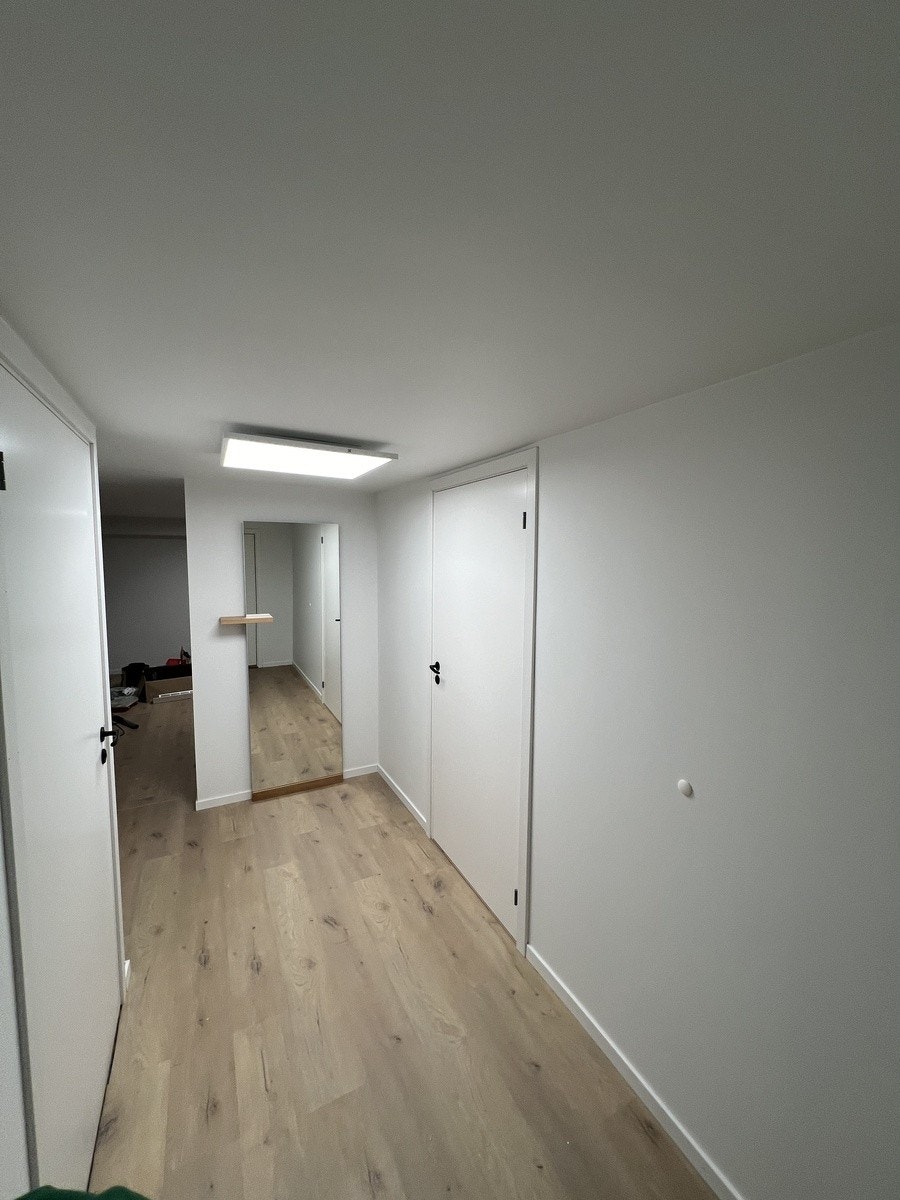 Romslig entré - innredes med knaggrekke og skohylle Galleribilde