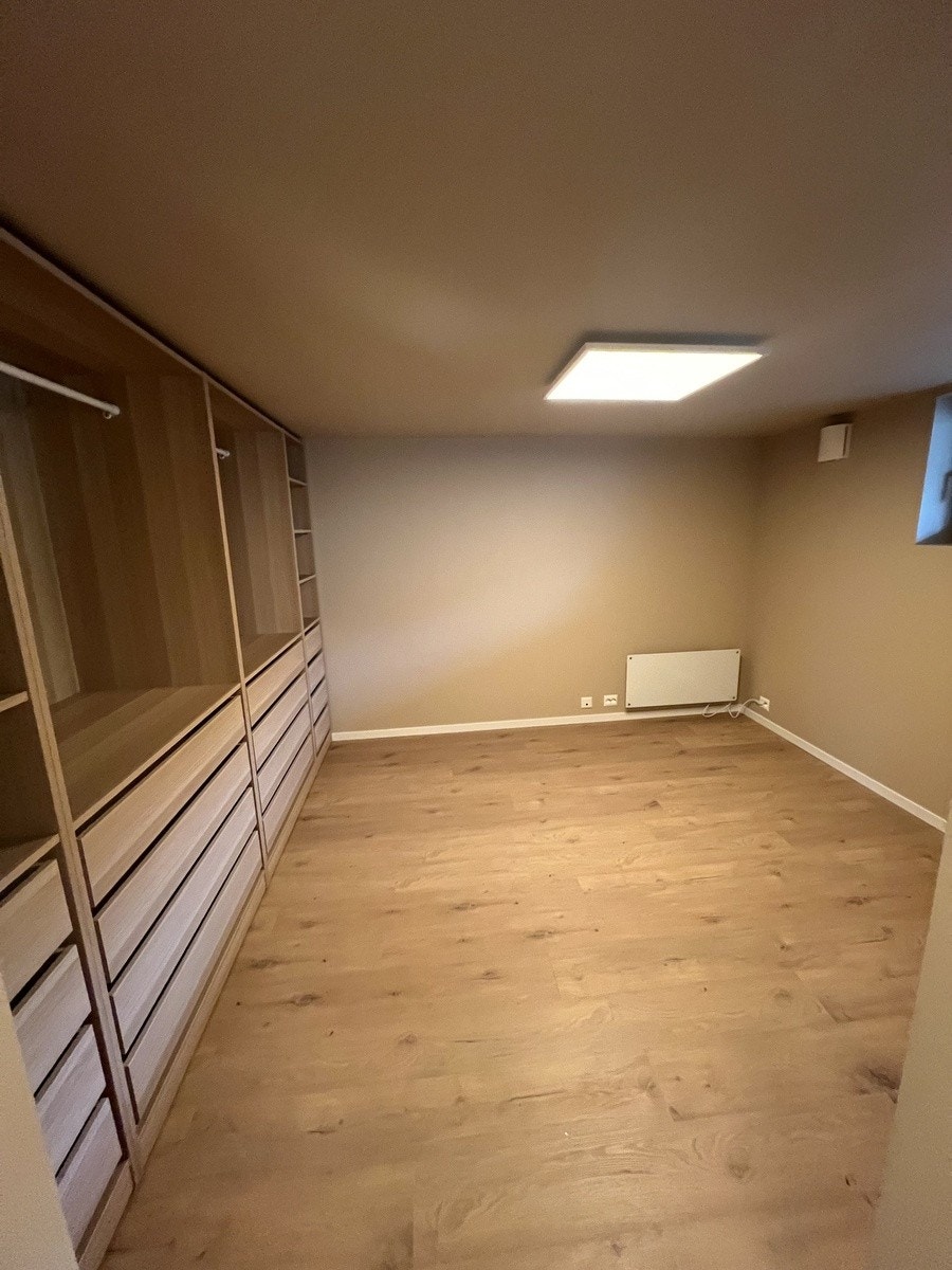 Stort hovedsoverom med skap som dekker lagringsbehovet i leiligheten Galleribilde