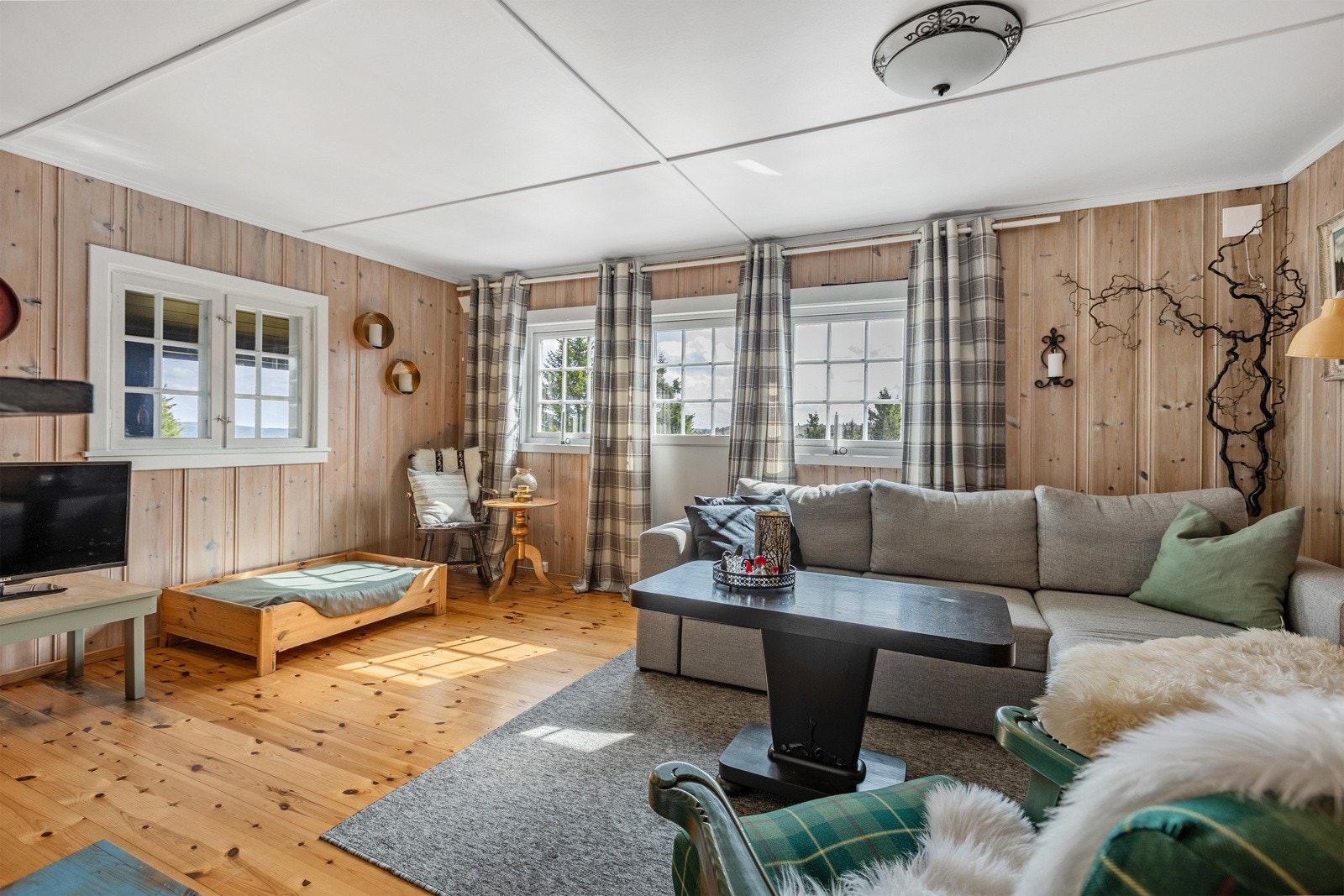 Hytta er romslig og gode møbleringsmuligheter Galleribilde