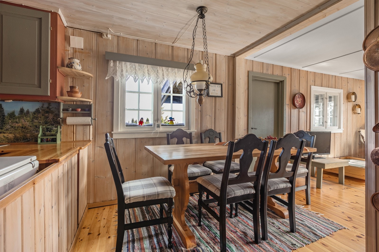 God plass til familie og venner rundt langbordet Galleribilde