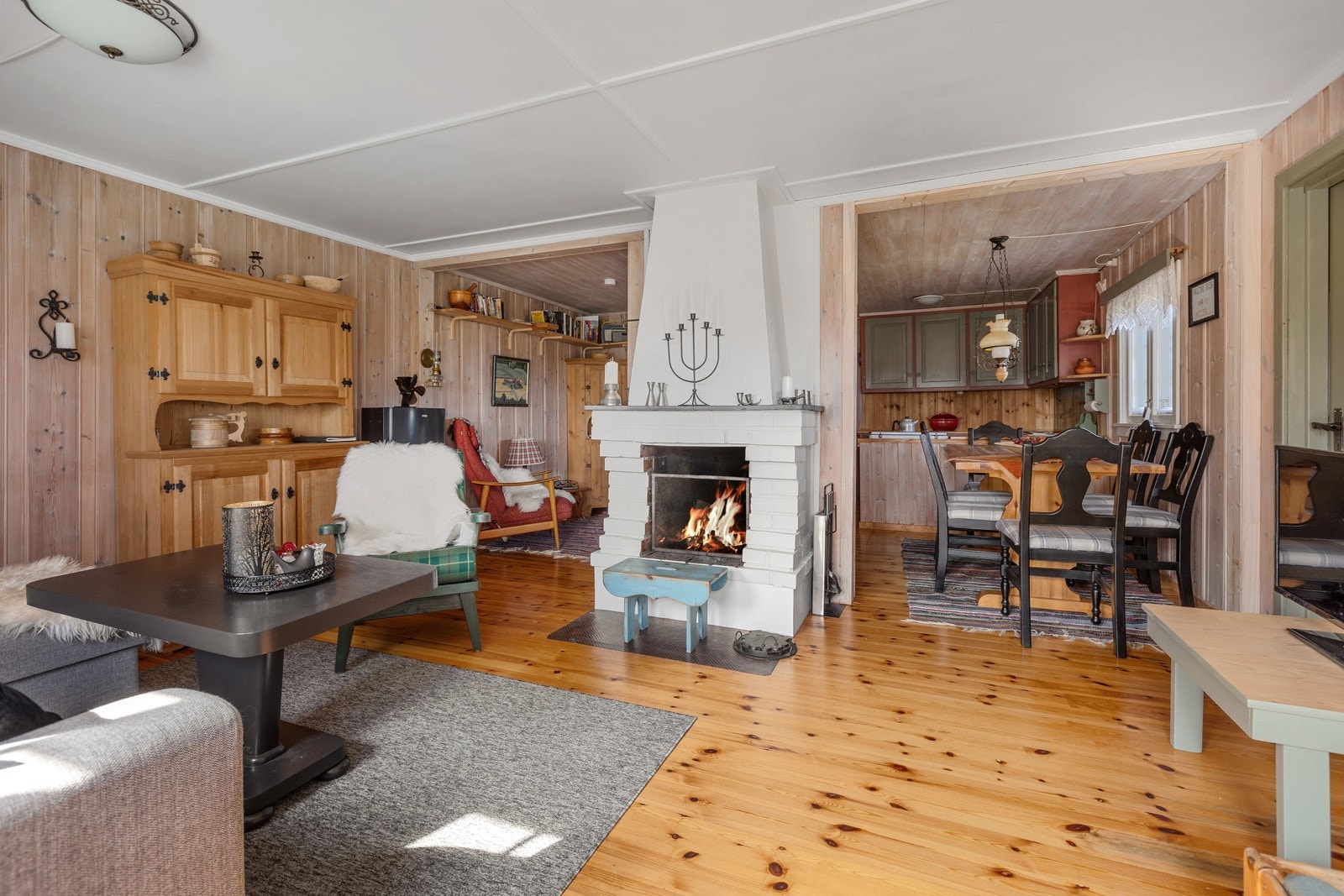 Her varmes hytta opp via peis og vedovn Galleribilde