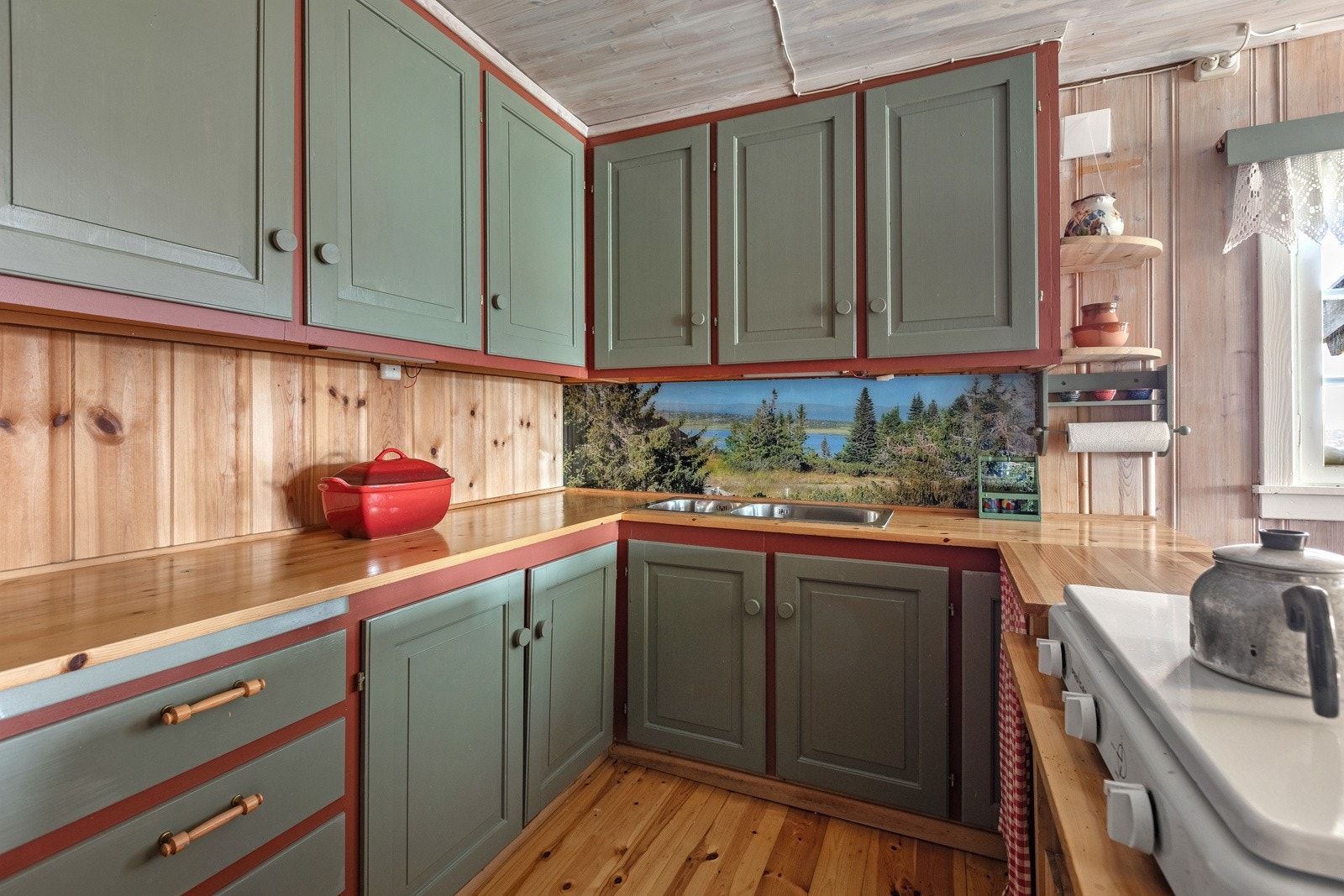 Godt med skapplass på kjøkkenet Galleribilde