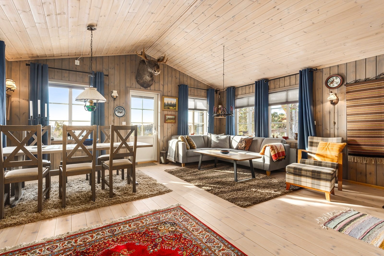 Den åpne stue- og kjøkkenløsningen skaper et romslig og lyst oppholdsområde. Galleribilde