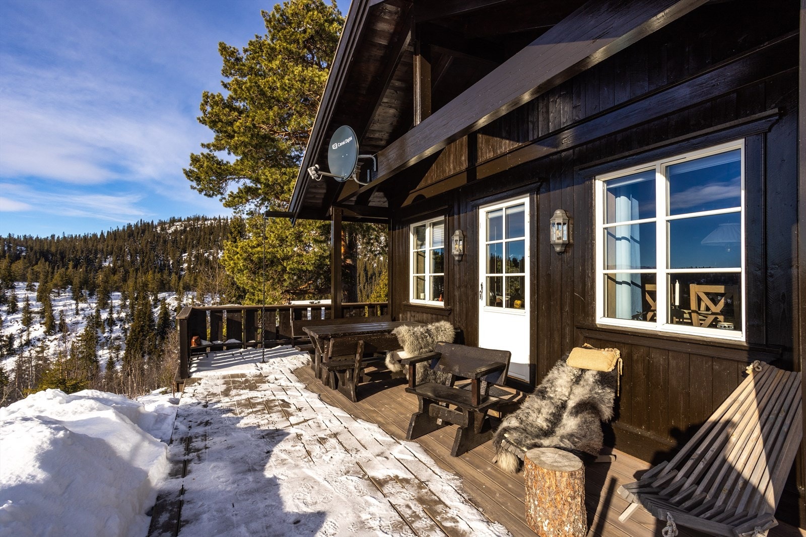 Deler av terrassen er overbygget og gir plass til møblering av flere sittegrupper. Galleribilde