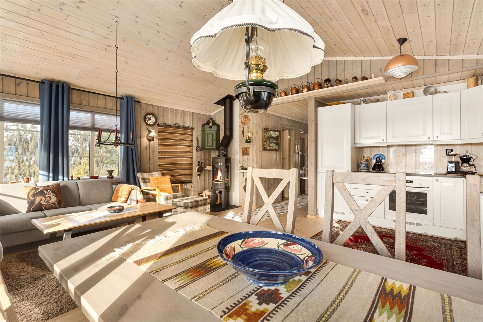 Hytta har flotte innvendige overflater med furugulv og trepanel på både vegger og tak, som gir en varm og koselig atmosfære. Galleribilde