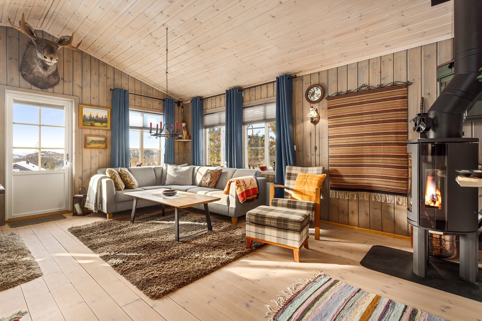 Det er også utgang til terrassen med flott utsikt og gode solforhold. Galleribilde