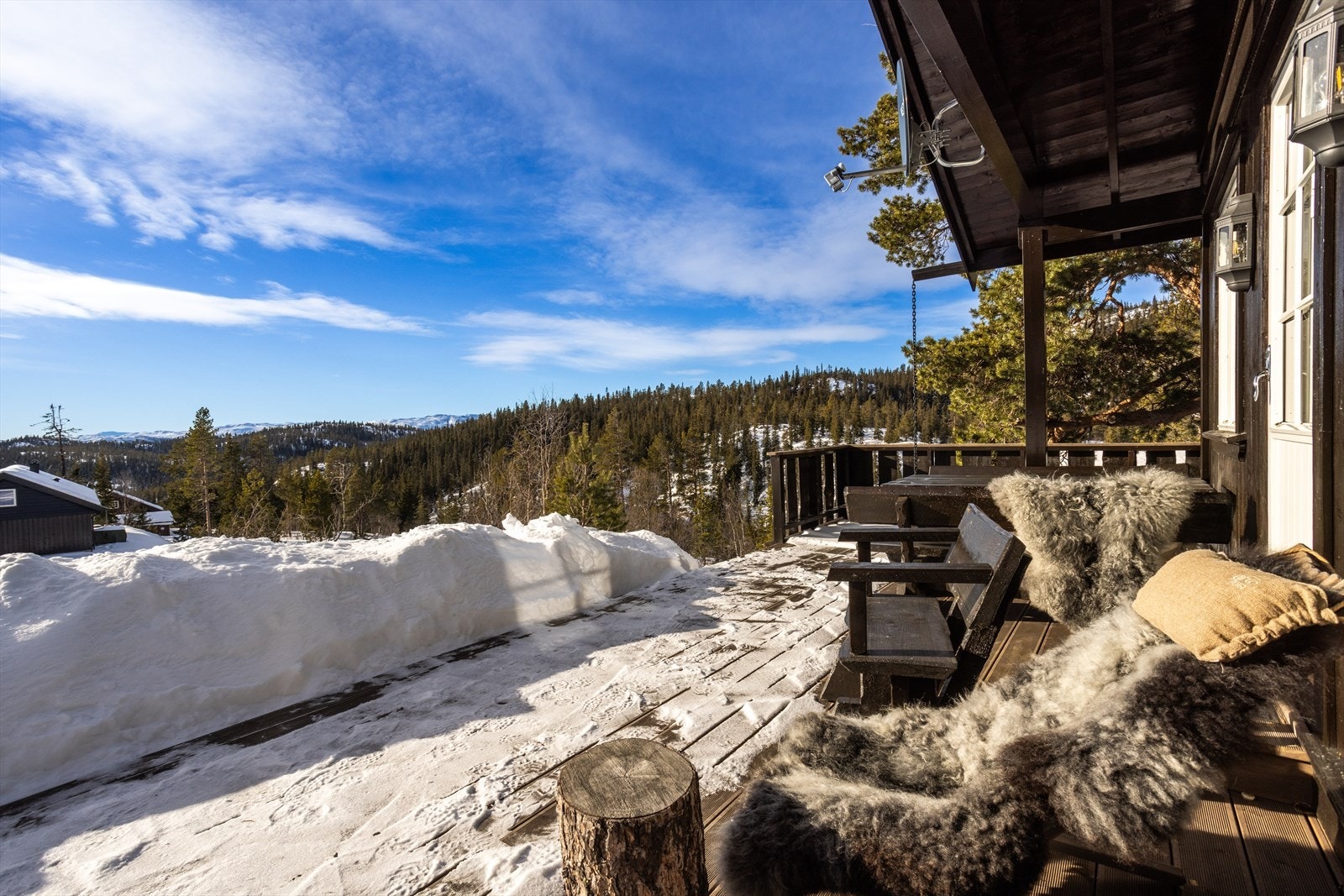Hytta ligger på 818 moh, bare 14 km fra Eggedal sentrum, i et stille og naturskjønt område med spredt hyttebebyggelse. Galleribilde