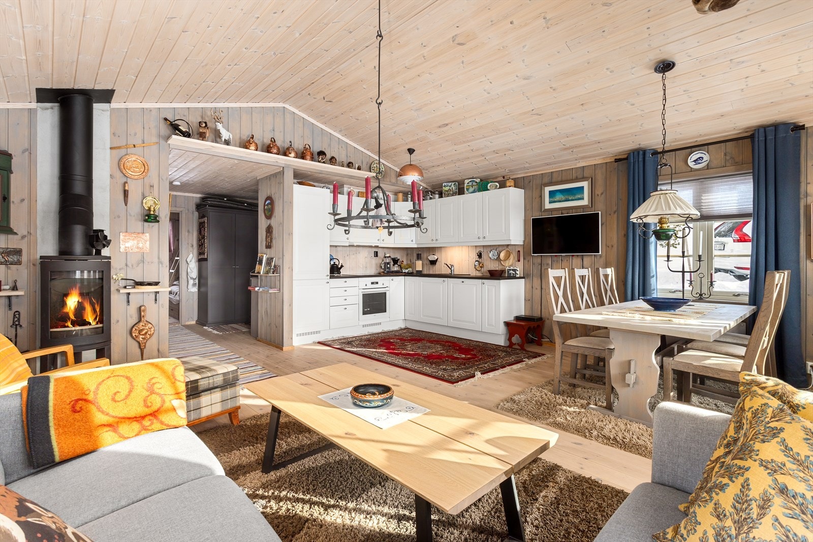 Store vinduer og god mønehøyde gir et behagelig lysinnslipp og en luftig følelse. Galleribilde