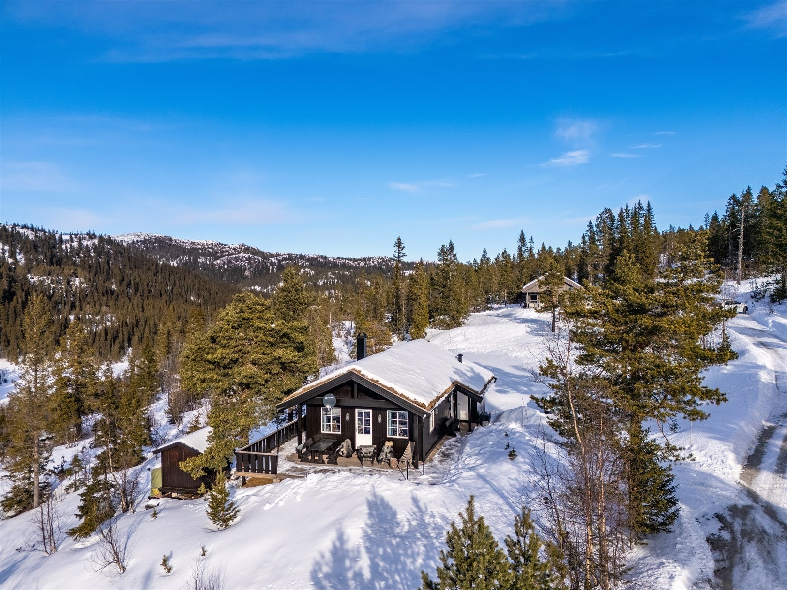 Koselig hytte i naturskjønt og solrikt hytteområde, med helårsbilvei, strøm, vann og avløp. Galleribilde