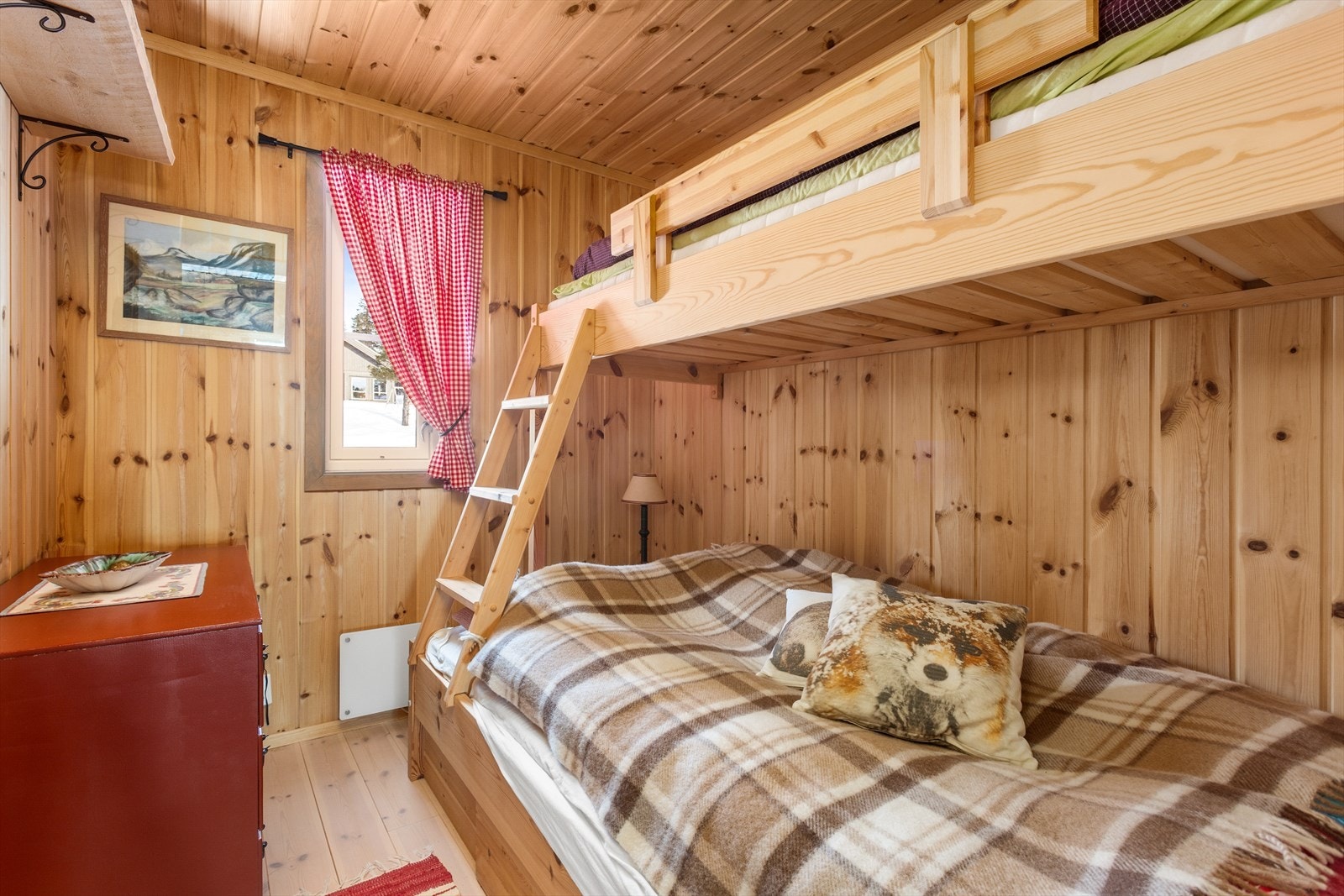 Soverom nr. 2 - Rommene gir soveplass for 7 personer, ideelt for familie eller vennegjenger. Galleribilde