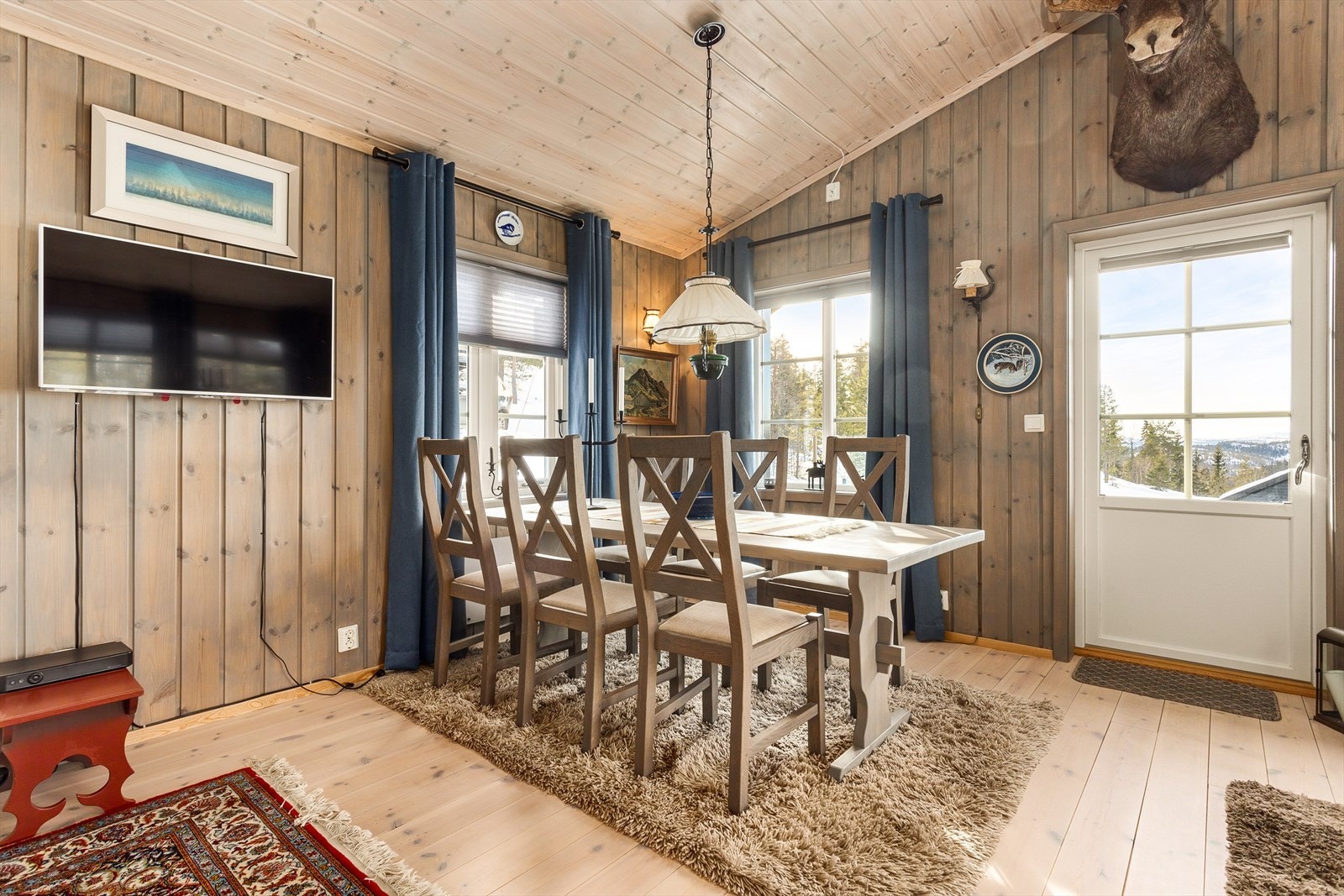 Spisestuen har sin naturlige plassering i nærhet til kjøkkenet. Galleribilde