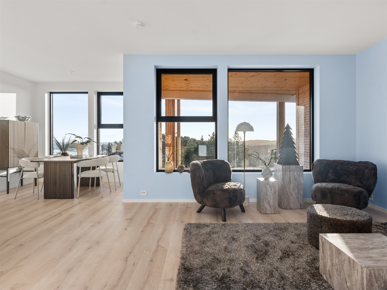 Stor og romslig stue med store vinduer som gir mye lys og en god romfølelse Galleribilde