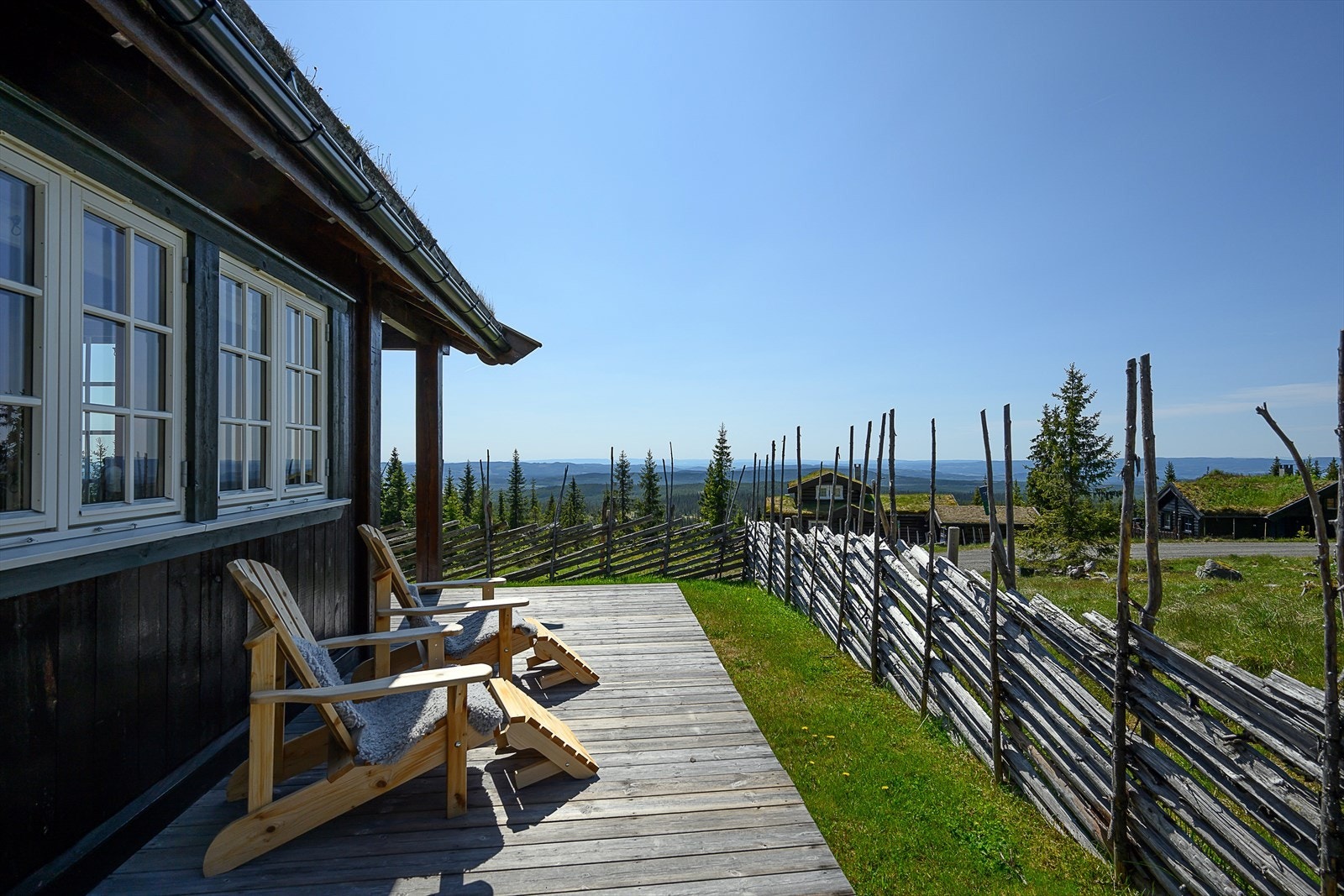 Nydelig og innbydende uteområde rundt hytta. Den store terrassen har gode møbleringsmuligheter. En skigard rammer inn et hyggelig tun. Galleribilde