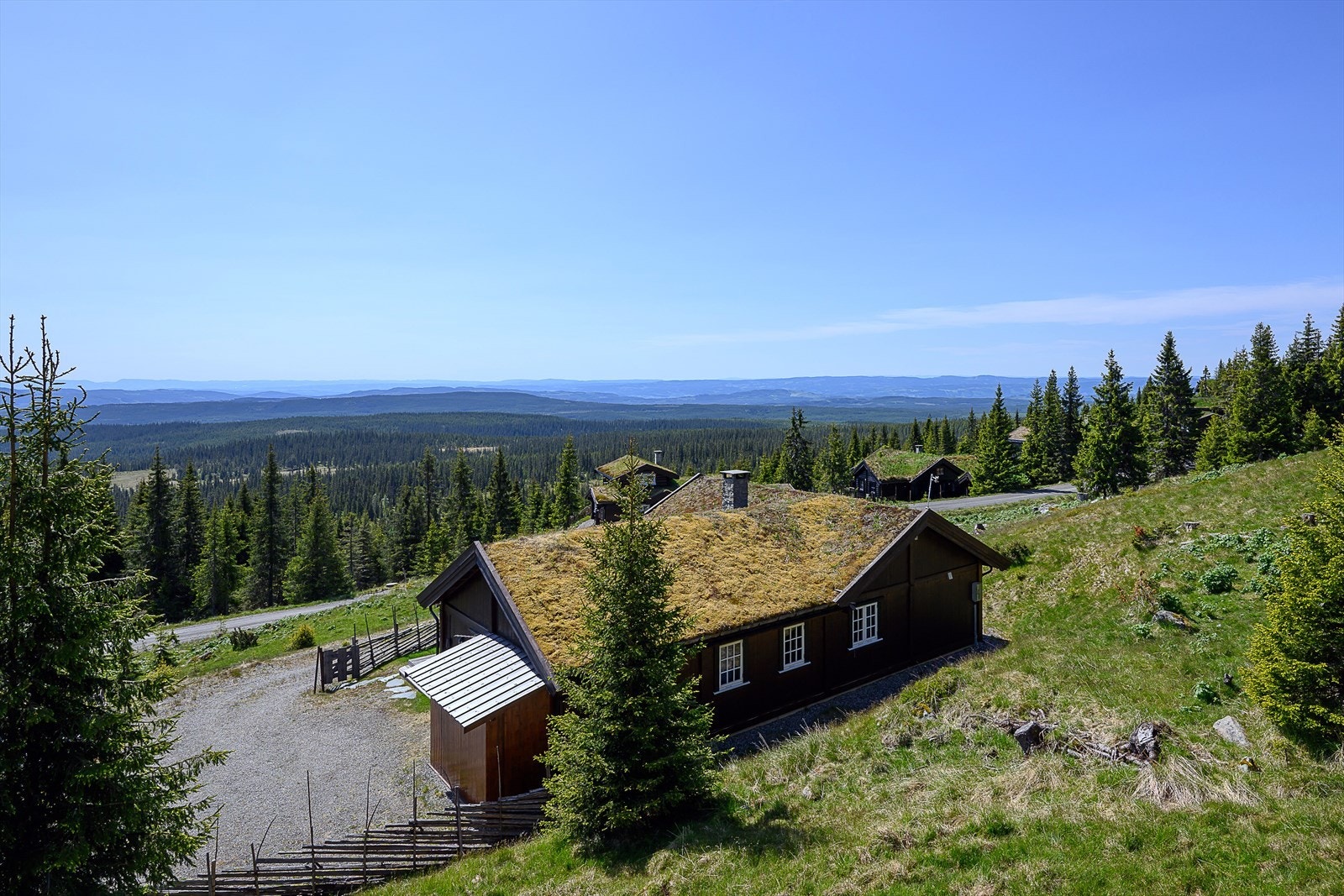 Gruset biloppstillingsplass ved hytta. Galleribilde