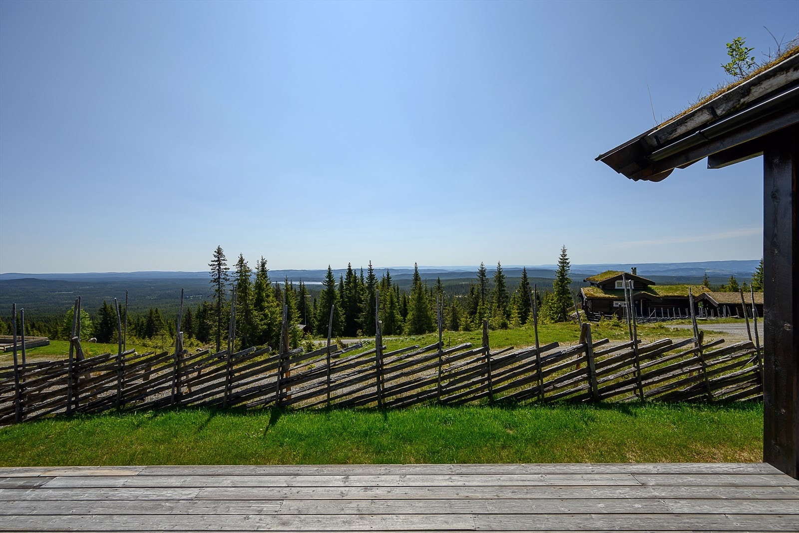 Et herlig sted å lade batteriene. Hytta har en romslig terrasse med flere soner og lune plasser. Her er et bare å følge sola gjennom dagen. Galleribilde