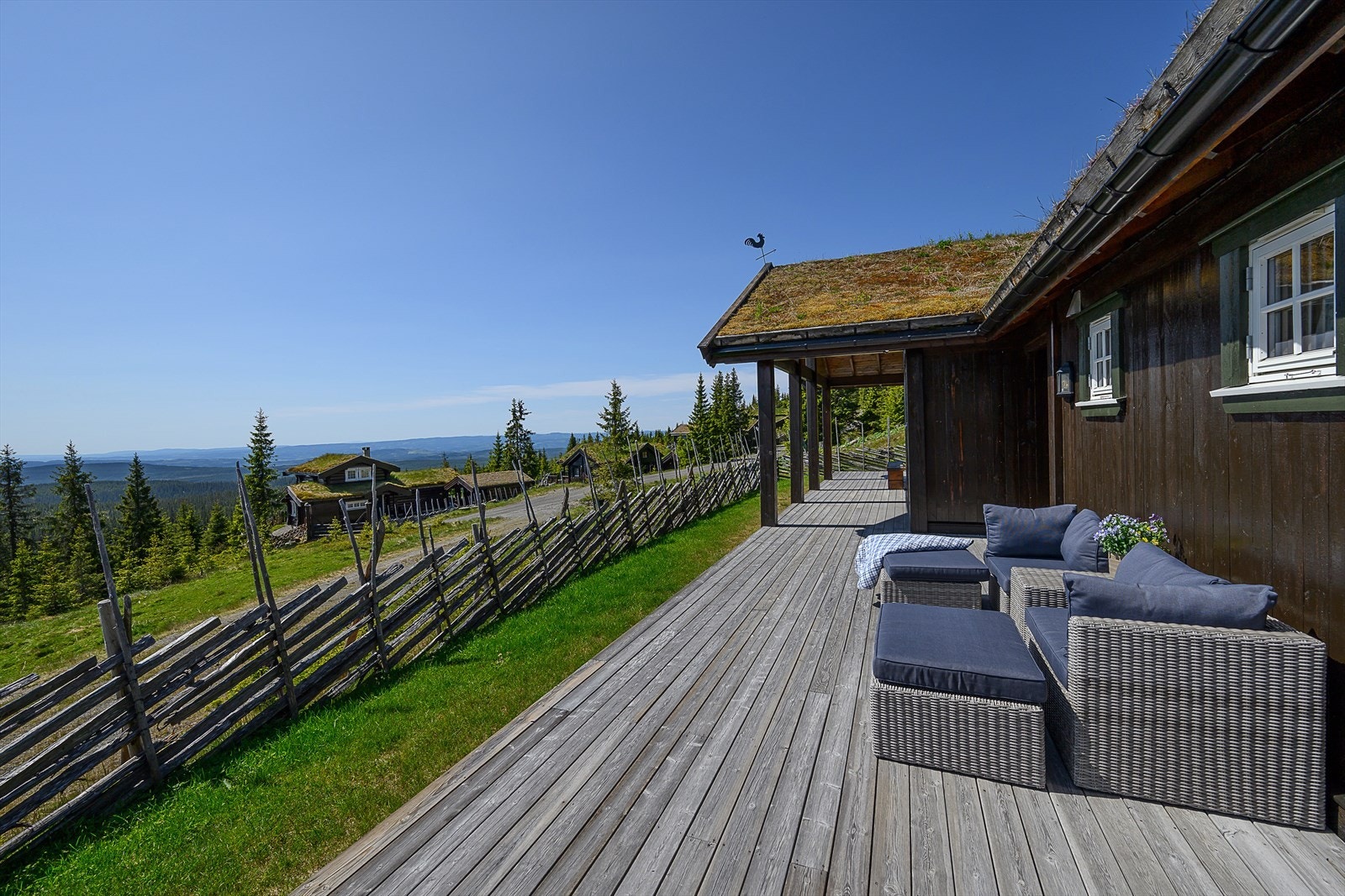 Velkommen til Nattrudstillia 23! Svært flott og vidstrakt utsikt! Eiendommen ligger fritt og fint i et etablert hytteområde med langrennsløyper og alpinanlegg i umiddelbar nærhet. Foto: Lars Marius Bækkevold. Galleribilde