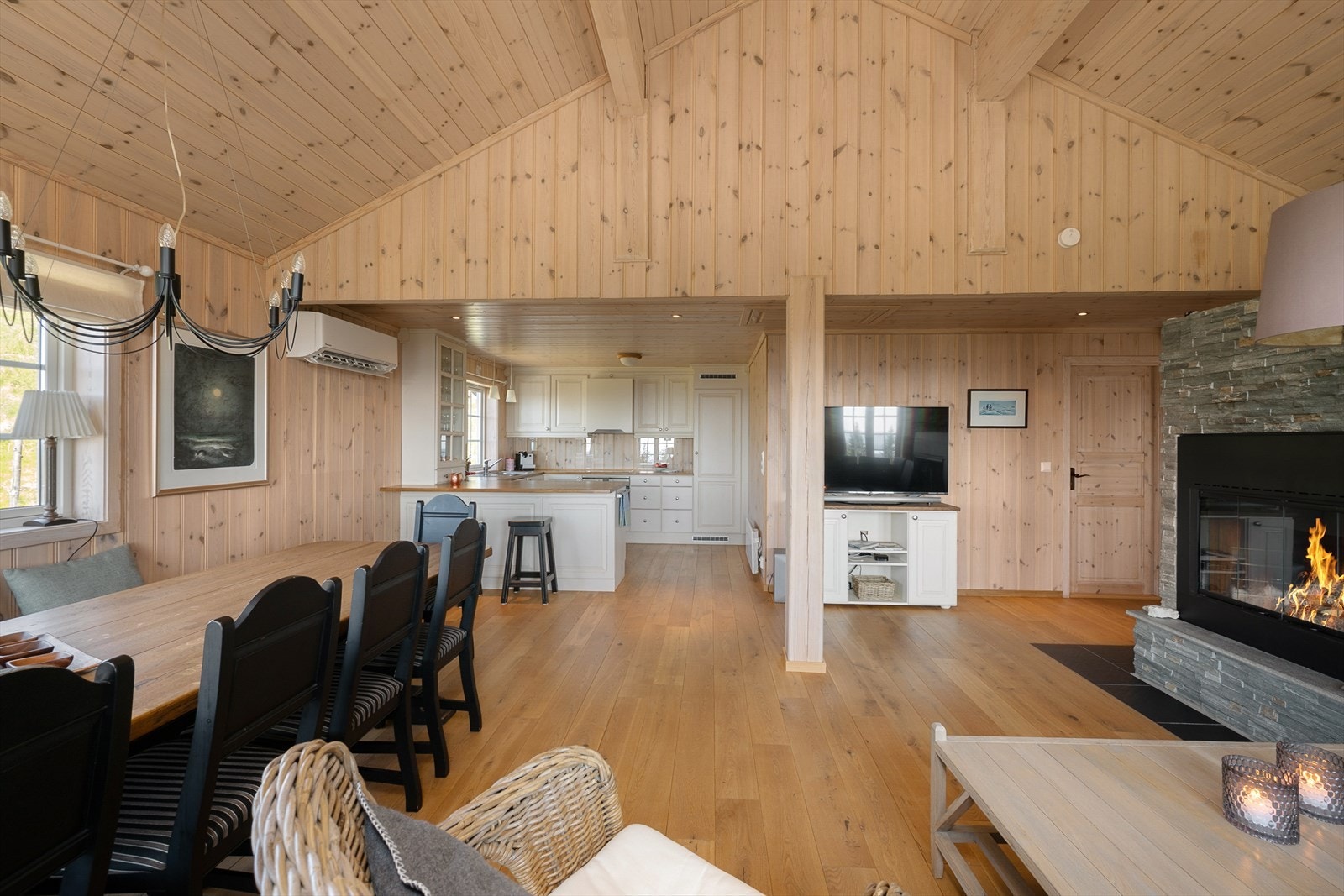 Tak og vegger har lys panel. På gulvet er det heltre eikegulv i stue/kjøkkendelen. Galleribilde