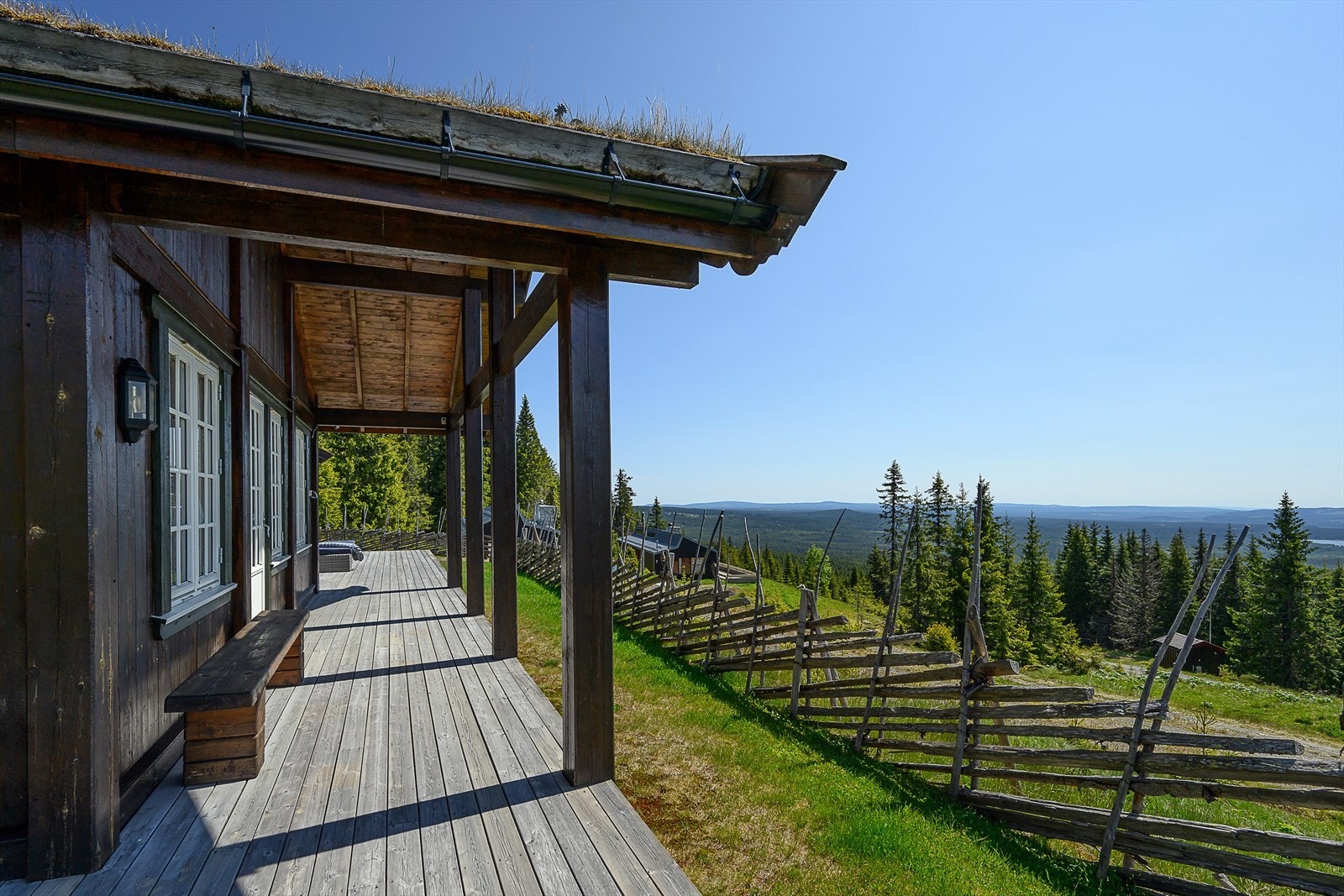 Et overbygg over deler av terrassen gjør den ekstra brukervennlig og skjermer mot vær og vind. Galleribilde