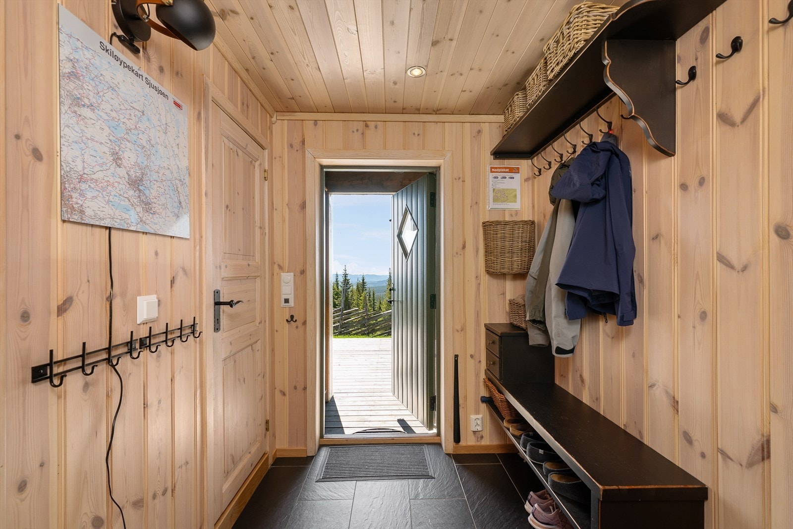 I gangen er det god plass til å henge fra seg yttertøy og utstyr. Praktiske fliser med varmekabler på gulvet. Galleribilde