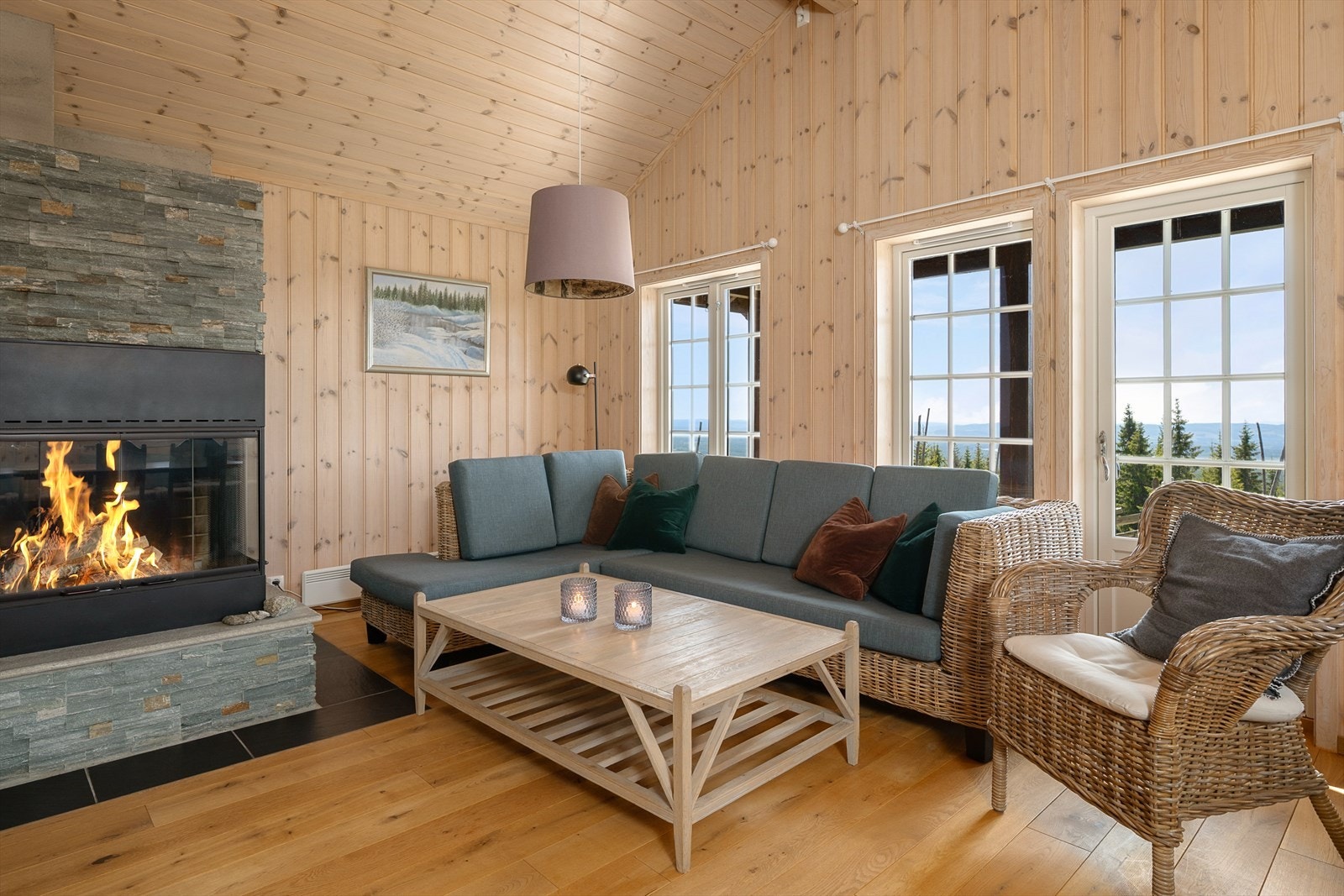 Store vindusflater slipper inn rikelig med lys i oppholdsrommet. Sammen med den gode takhøyden bidrar dette til en god romfølelse. Galleribilde