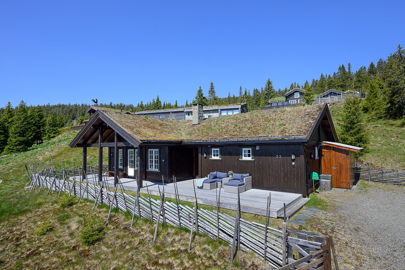 Den solide hytta er fra Tinde-hytter og har en tradisjonell stil med torv på taket. Galleribilde