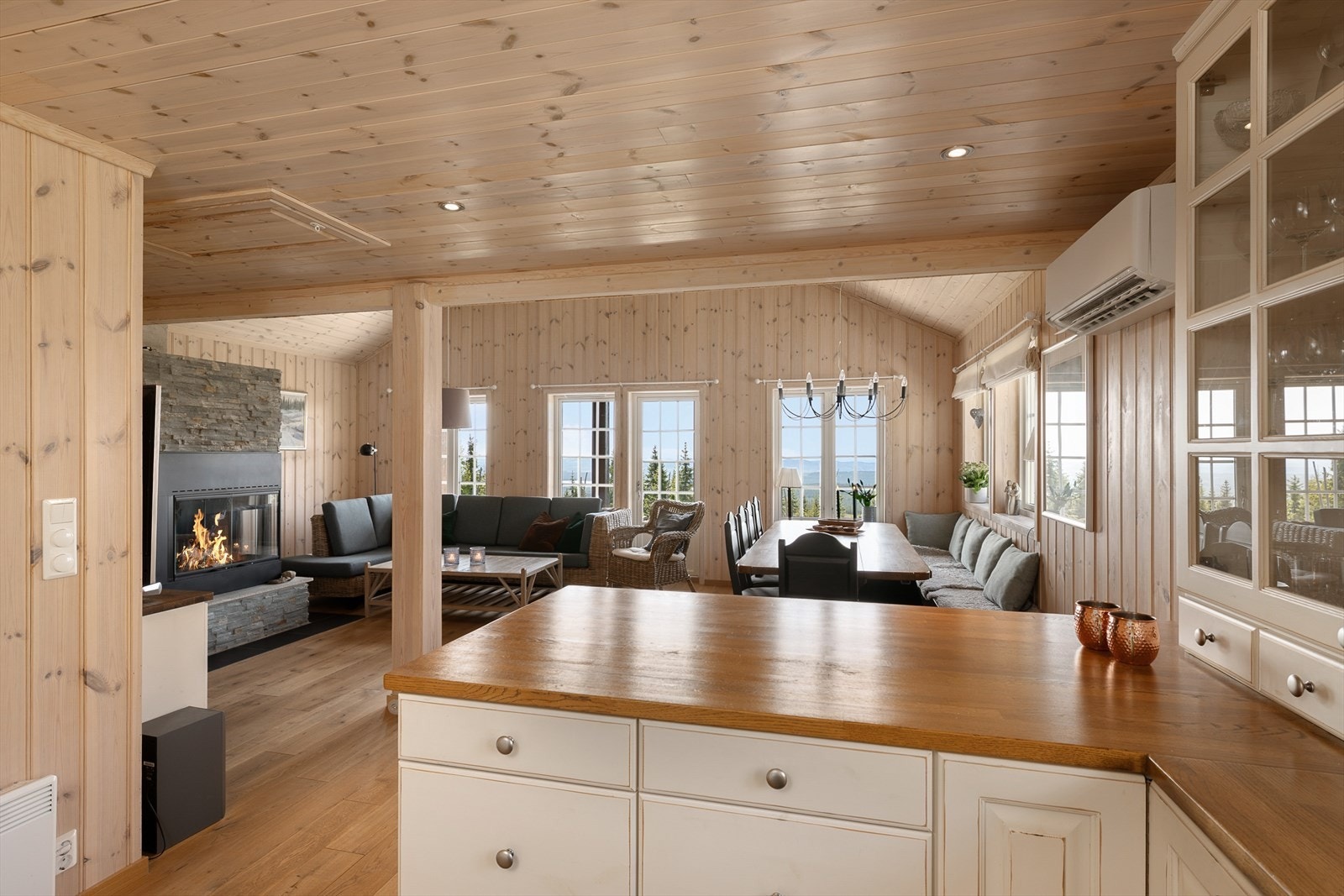 Fin kontakt mellom kjøkkenet og stua. Sosialt for både kokken og gjestene! Galleribilde